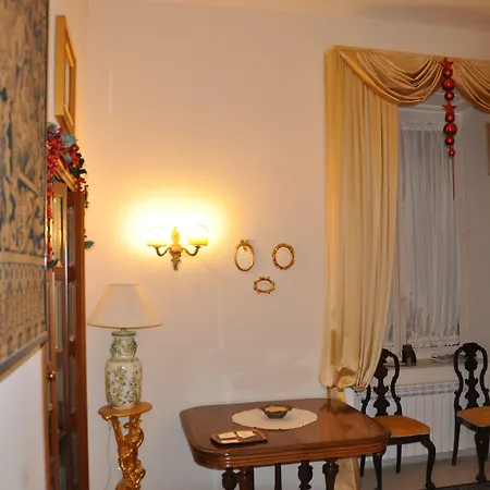 Couette-café Domus Borbonica 4*