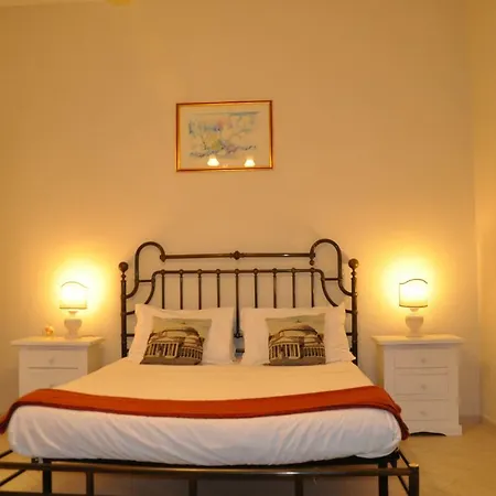 לינה וארוחת בוקר Domus Borbonica 3*