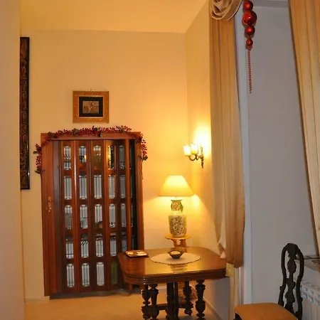 לינה וארוחת בוקר Domus Borbonica 3*