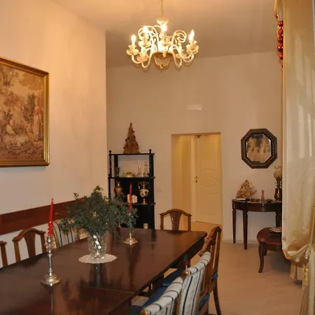 לינה וארוחת בוקר Domus Borbonica נאפולי