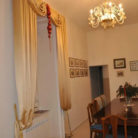 לינה וארוחת בוקר Domus Borbonica נאפולי