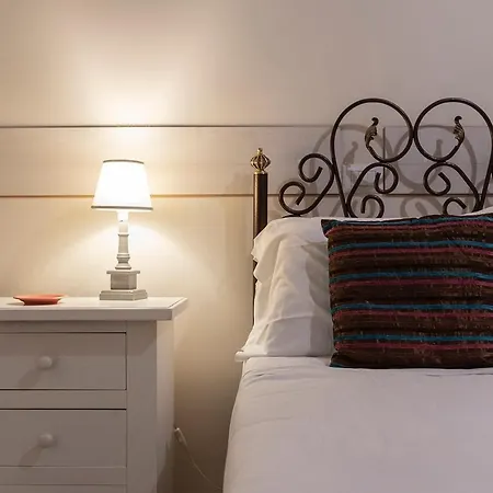 Domus Borbonica فندق مبيت وإفطار