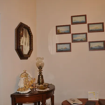 فندق مبيت وإفطار Domus Borbonica 4*